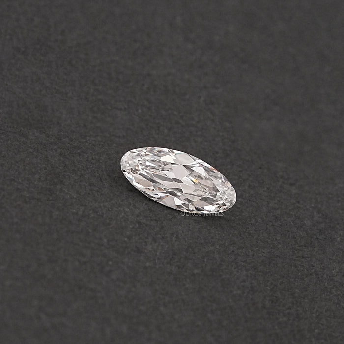 Alter, im Labor hergestellter Diamant im Moval-Schliff aus Mine