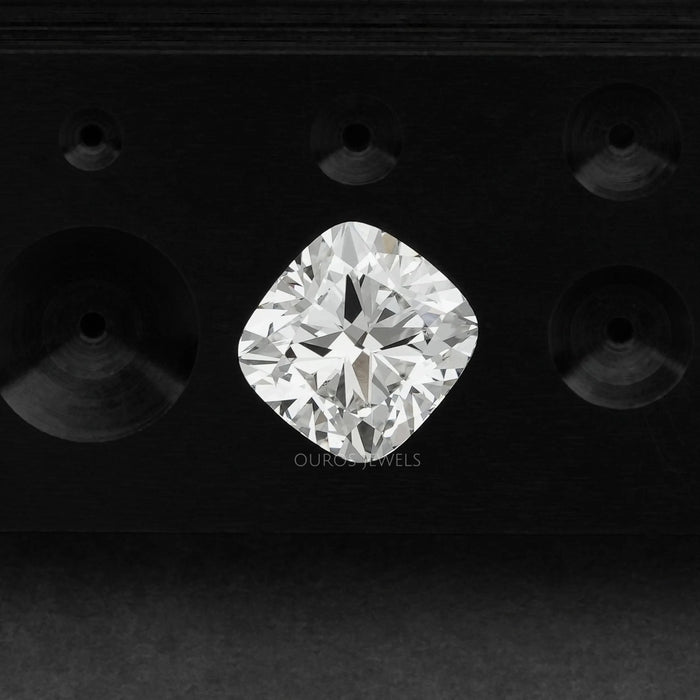 Im Brillantschliff gefertigter Diamant im Laborgezüchteter Diamant