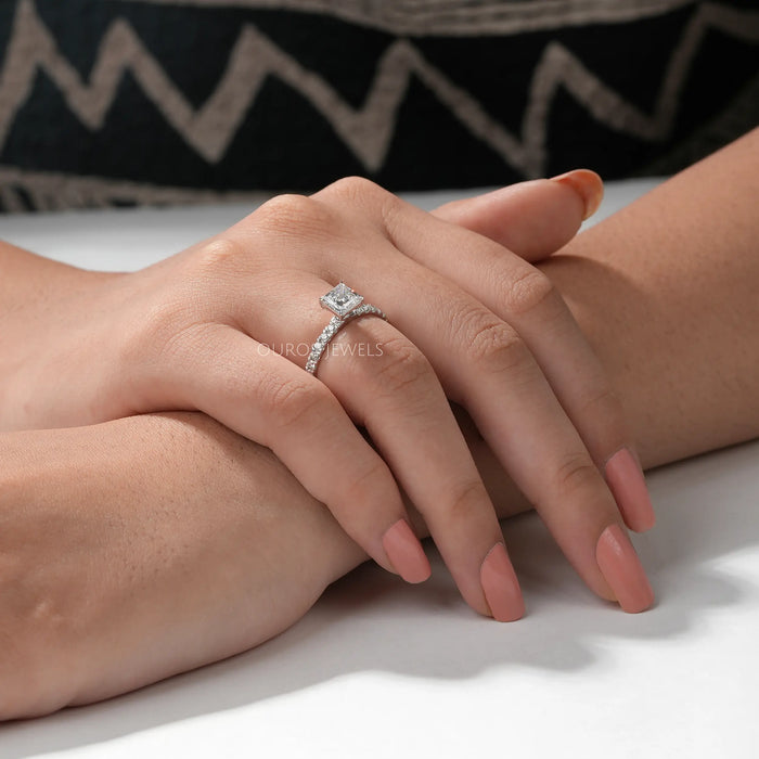 Verlobungsring mit Solitär-Diamant im Prinzessschliff aus Kunstdiamanten