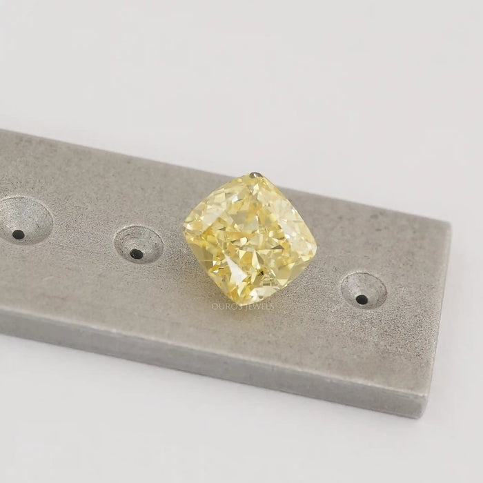 2,19 Karat Kissenförmiger, im Labor hergestellter Diamant