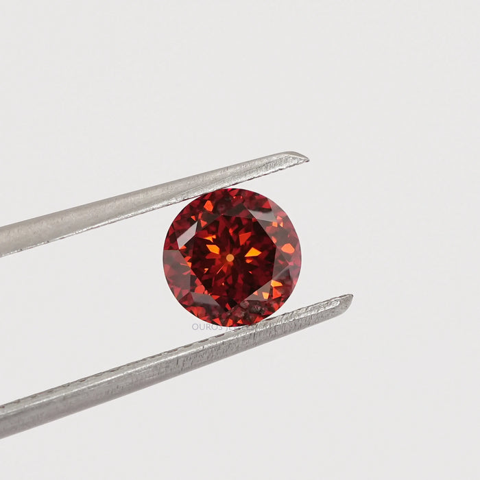 fancy round diamond in portuguese cut holded with tweezer 