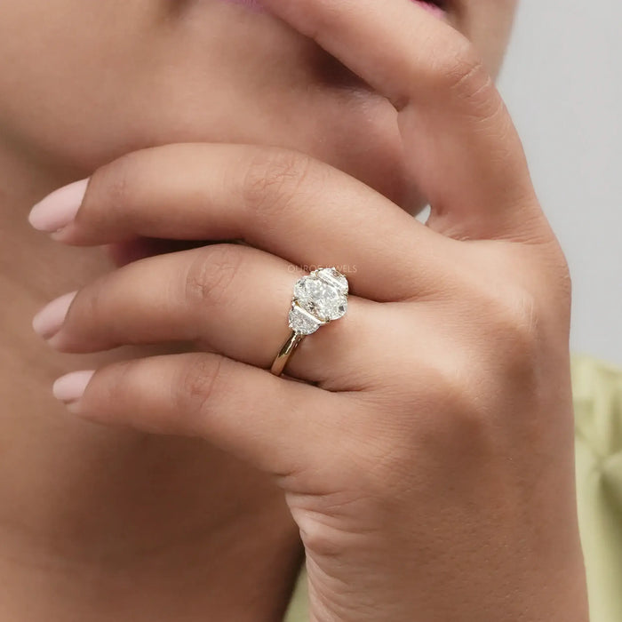 Verlobungsring mit ovalem Schliff und drei im Labor gezüchteten Diamanten
