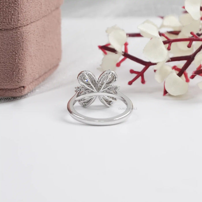 Einzigartiger floraler Ring mit Oliven- und Birnenschliff und Halo-Lab-Diamant