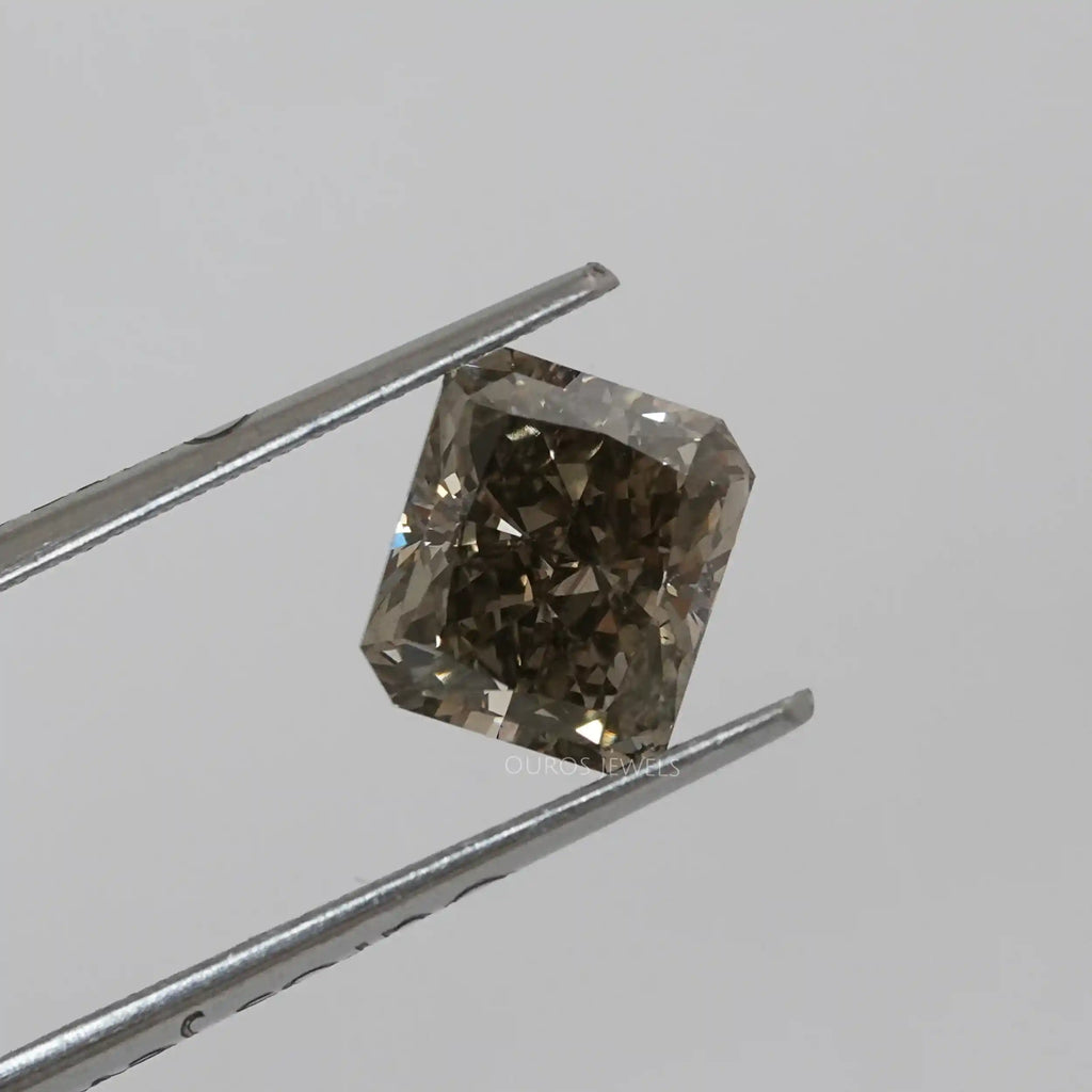 Quadratischer, olivfarbener Radiantschliff-Diamant aus Laborzucht