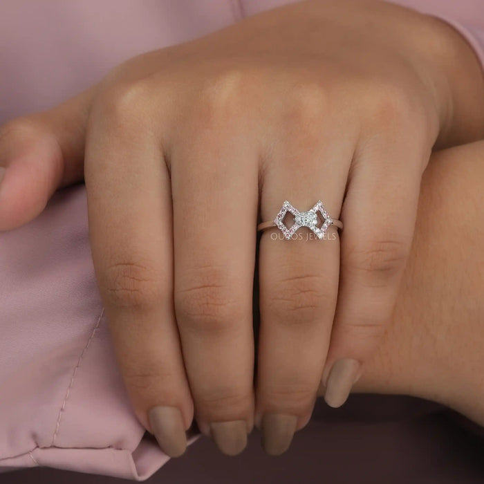 [A Women wearing Round Cut Classic Wear Ring]-[Ouros Jewels]