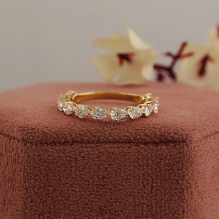Halber Eternity-Ring aus im Labor gezüchteten Diamanten im Birnenschliff