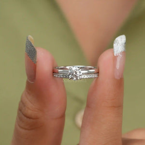 [A Women Showing Round Diamond Ring]-[Ouros Jewels]