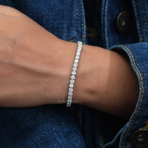 [ a women's wrist with sustainable diamond bracelet]-[Ouros Jewels]