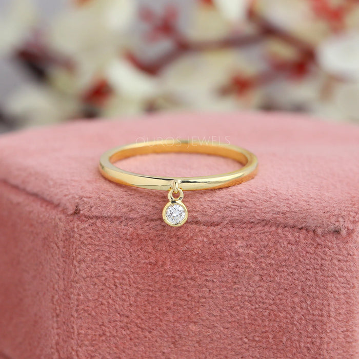 Hängender Ring mit runden Diamanten in Zargenfassung