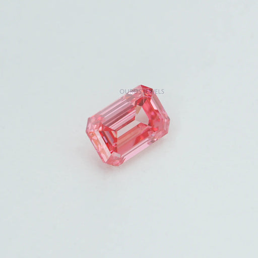 0,76 Karat je rosa Smaragdschliff-Diamant im Labor